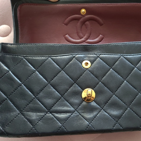 CHANEL Vintage Small Classic Flap 24k GHW Lambskin - Picture 4 of 17